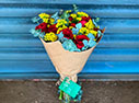 $50 por Arreglo de flores que incluye rosas, eucalipto y solidago