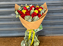 $50 por un Arreglo de flores que incluye: Rosas, eucalipto y solidago
