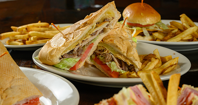 Los Pinos Café - Calle Loíza, San Juan